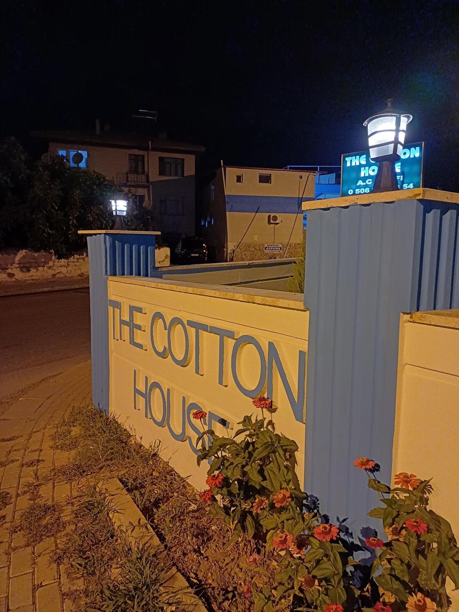 לינה וארוחת בוקר The Cotton House